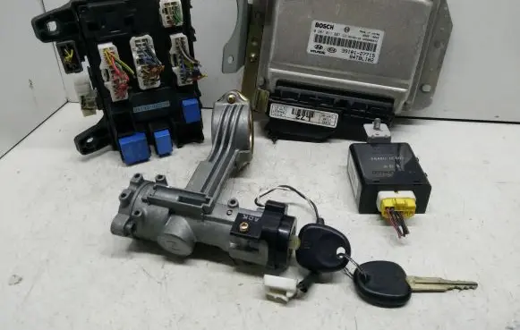 Hyundai Getz Engine ECU kit and lock set 3910127715 84TBLI02 0281011807