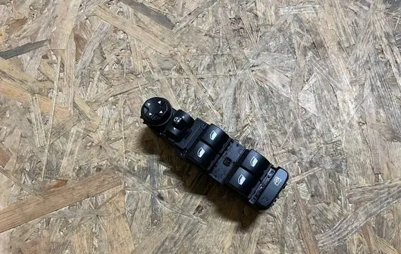 Opel Mokka B Electric window control switch 