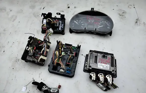 Peugeot Partner Engine control unit/module 9807885980