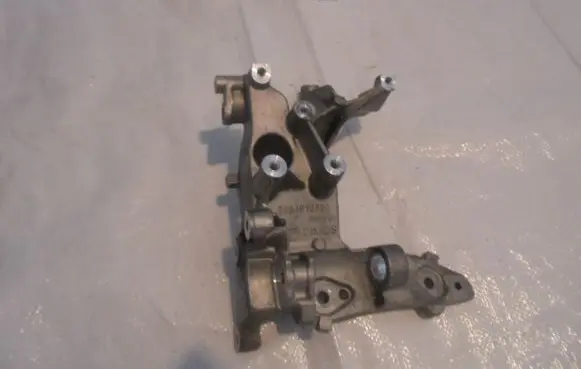 Citroen DS3 Engine mounting bracket 9684613880