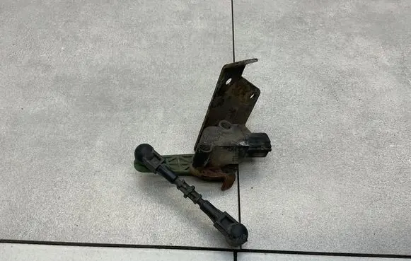 Headlight/headlamp level sensor