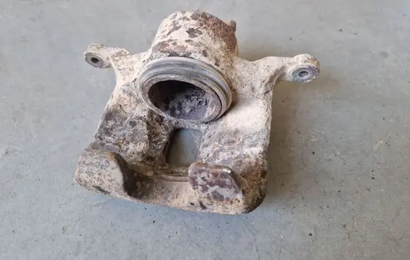 Mitsubishi L200 Front brake caliper