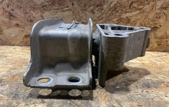 Engine mount bracket