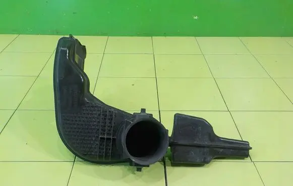 Mazda 3 II Air filter box SH0113195
