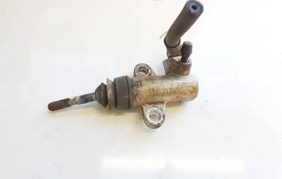 Ford Maverick Clutch master cylinder t9k12