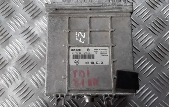 Volkswagen PASSAT B4 Engine control unit/module 0281001423424 028906021CK 28SA2888