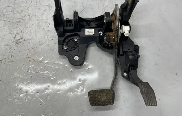 Opel Astra J Pedal assembly 13303962 13252702