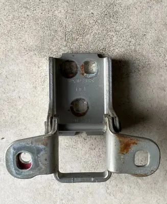 Jeep Cherokee III KJ Front door lower hinge 55177026AB