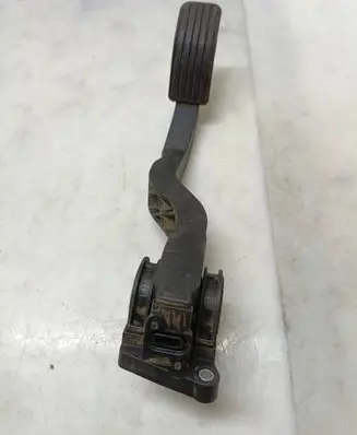 Accelerator throttle pedal