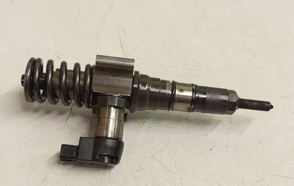Volkswagen PASSAT B6 Fuel injector 073D 03G130