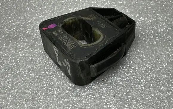 Audi A3 S3 8L Radiator mount bracket 1U0121367A 1J08061577A