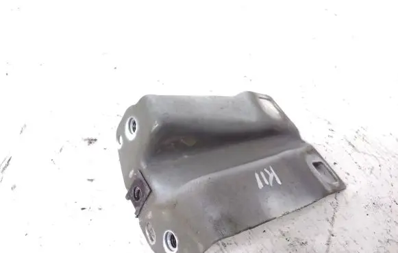 Fender mounting bracket