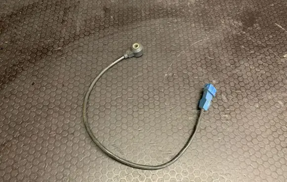 Audi A6 S6 C4 4A Detonation knock sensor 1054905377