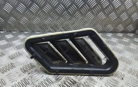 Quarter panel pressure vent