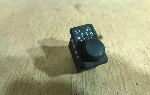 Nissan Primera Headlight level height control switch 37044A
