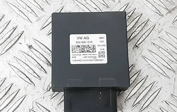 Volkswagen Golf VII Fuel injection pump control unit/module 5Q0906121K