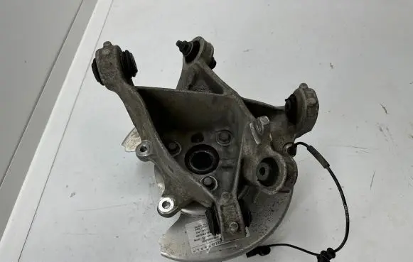 Rear wheel hub spindle/knuckle