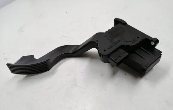 Accelerator throttle pedal