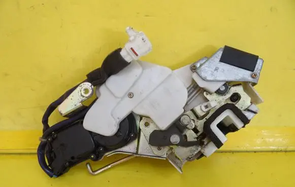 Suzuki Liana Rear door lock