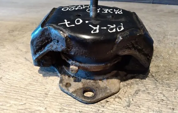 Mitsubishi Pajero Engine mount bracket AV68827