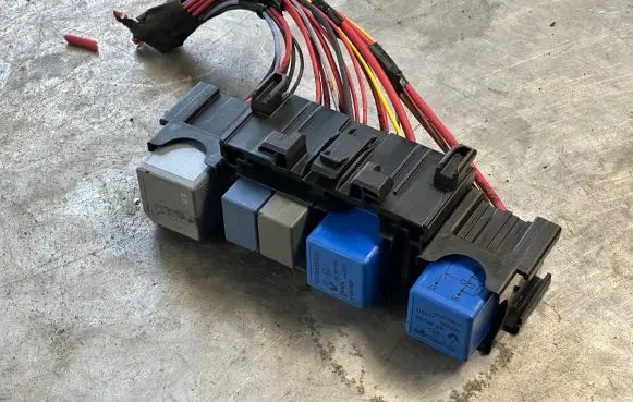 Renault Trafic III (X82) Relay mounting block 