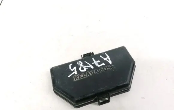 Toyota RAV 4 (XA20) Fuse box cover 8266242140 82662-42140