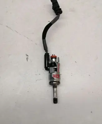 Volvo XC60 Fuel injector 32140134