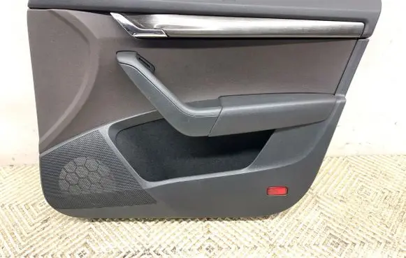 Skoda Octavia Mk3 (5E) Front door card panel trim