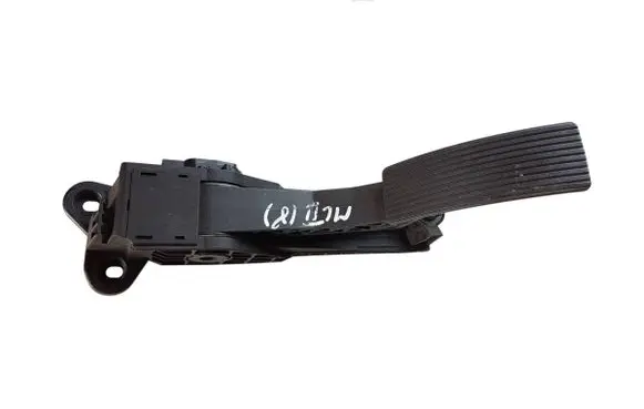 Mercedes-Benz ML W164 Accelerator throttle pedal A1643000004