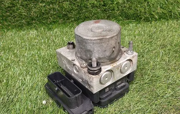Skoda Fabia Mk2 (5J) ABS Pump 6R0614517AK 6R0907379AT 6R0907379AS