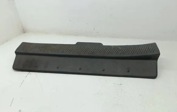 Front sill trim cover