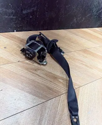 Mercedes-Benz C W205 Front seatbelt 622765800 R2302LLA 0589P10021