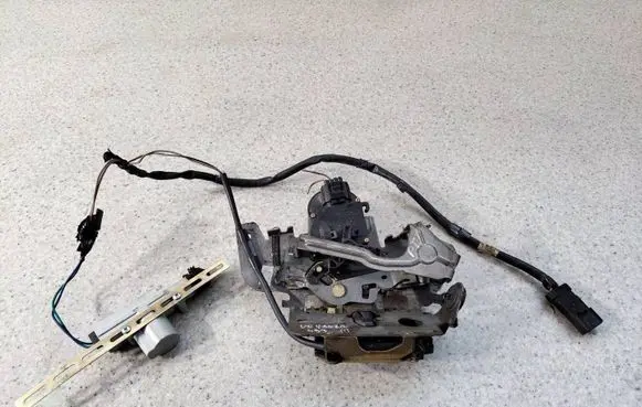 Chrysler Grand Voyager IV Rear door lock
