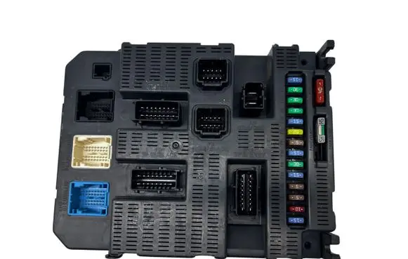 Peugeot 308 Fuse module 9663798180 2897331210308 0080165180308