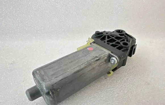 Volkswagen PASSAT B6 Seat adjustment motor 0390203224
