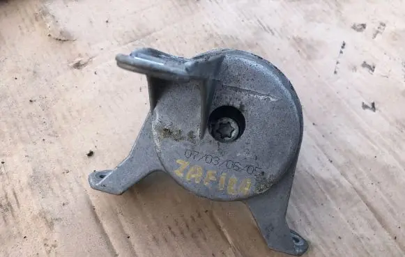 Opel Zafira B Engine mount bracket