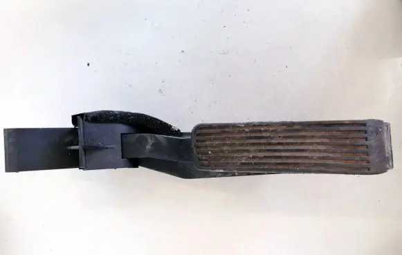 Mercedes-Benz CLS C219 Accelerator throttle pedal A2113000604