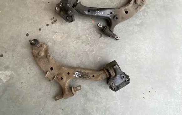 Honda CR-V Front lower control arm/wishbone