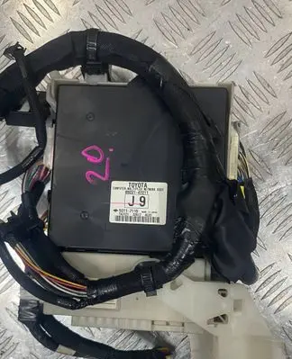 Toyota Prius+ (ZVW40) Fuse module PRIUSZVW40