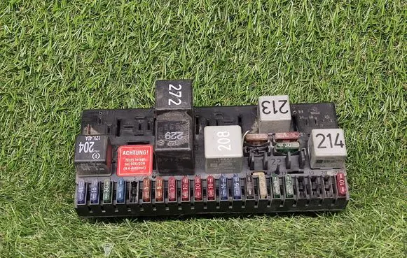 Audi 80 90 S2 B4 Fuse module 443941822B