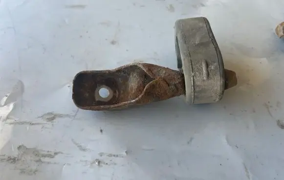 Mercedes-Benz C W203 Muffler mount bracket/holder 