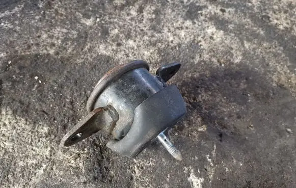 Nissan Leaf I (ZE0) Engine mount bracket