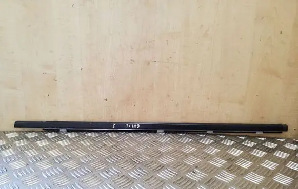 Nissan Qashqai+2 Rear door glass trim molding