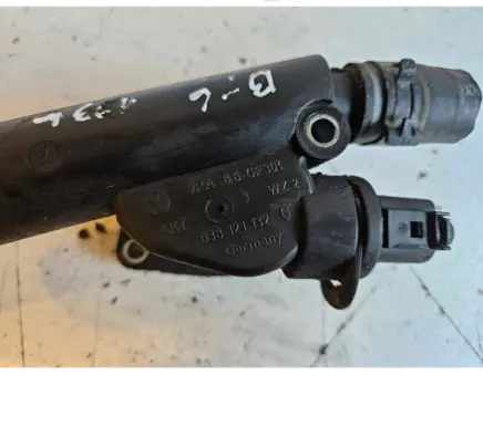Volkswagen PASSAT B6 Engine coolant pipe/hose 038121132