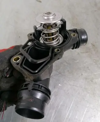Thermostat/thermostat housing