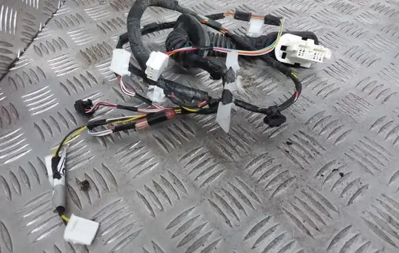 Toyota Avensis T270 Rear door wiring loom 8215405260
