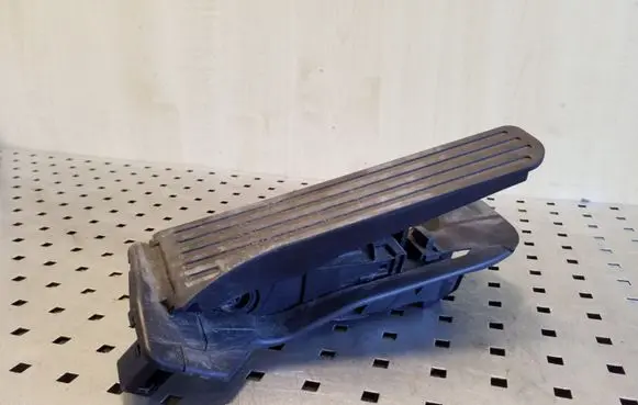 Volkswagen Golf Plus Accelerator throttle pedal 65102100
