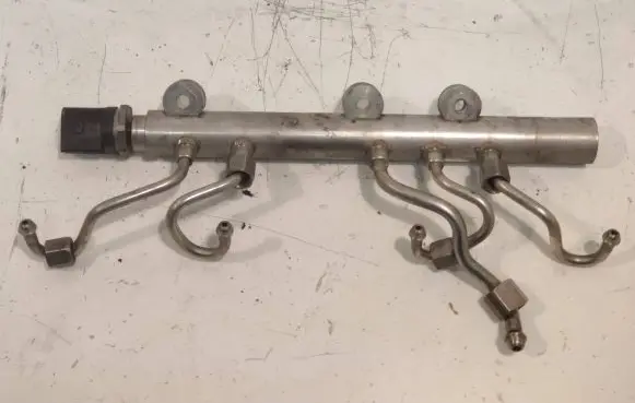 BMW 6 F12 F13 Fuel distributor 7642155 21913F 7642156