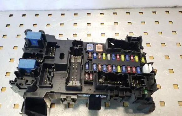 Suzuki Grand Vitara II Fuse module