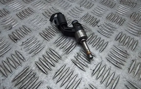 Volkswagen Golf Cross Fuel injector 03C906036E
